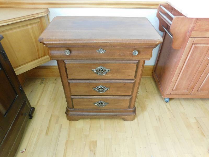 lot 9159 image: 32 T, 28 W, 16 D  Jackson Landing Stanley Felt Interior Nightstand.