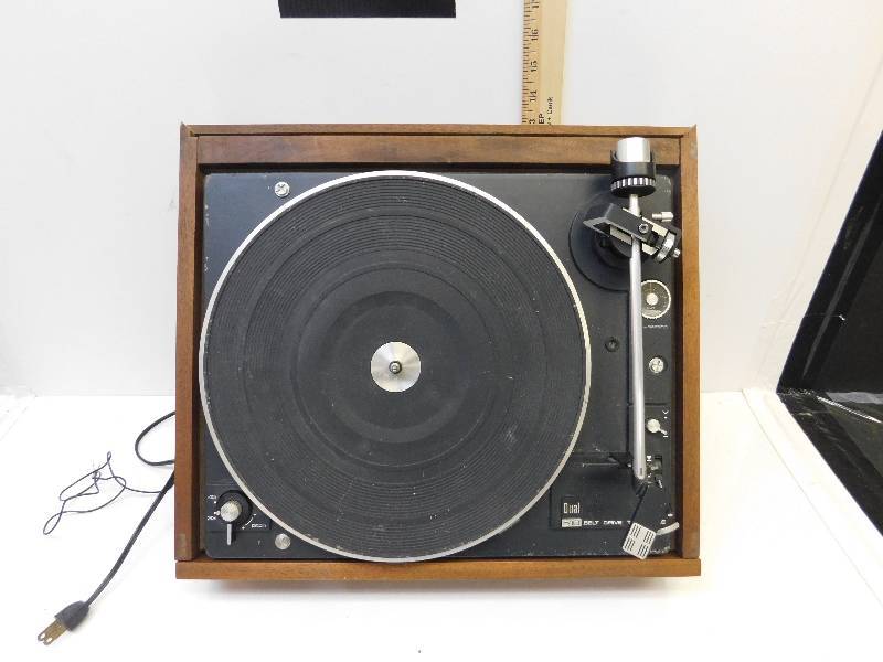 lot 9161 image: Antique Electric United Audio 4533 Vinyl Player. Dual 510 Belt Drive.