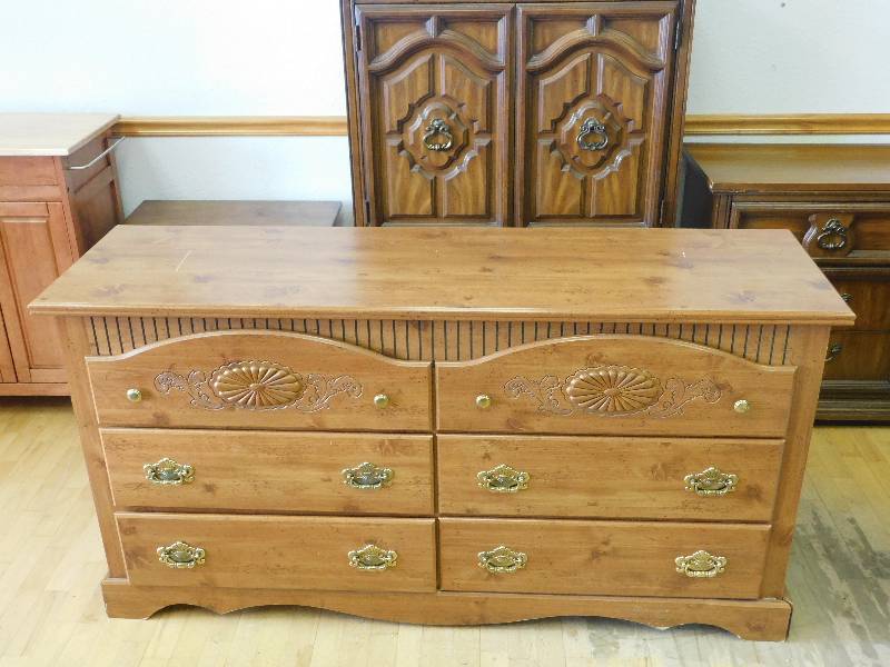 lot 9165 image: 32.5 T, 62 W, 18 D. Perdue Six Drawer Dresser.