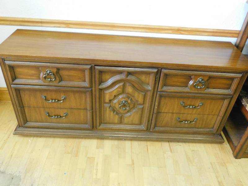 lot 9179 image: Stanley Co. 31 T, 70 W, 18 D. Nine Drawer Dresser W Center Shutter Doors.