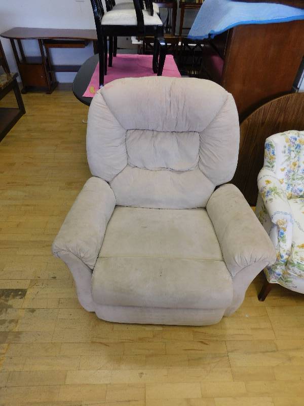 lot 9181 image: Franklin Co. Micro Fiber Recliner Chair. AS IS.
