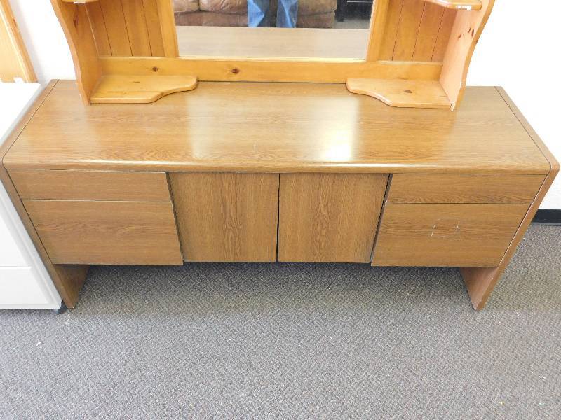 lot 9196 image: 30 T, 68 W, 20 D. Early American Cradenza.