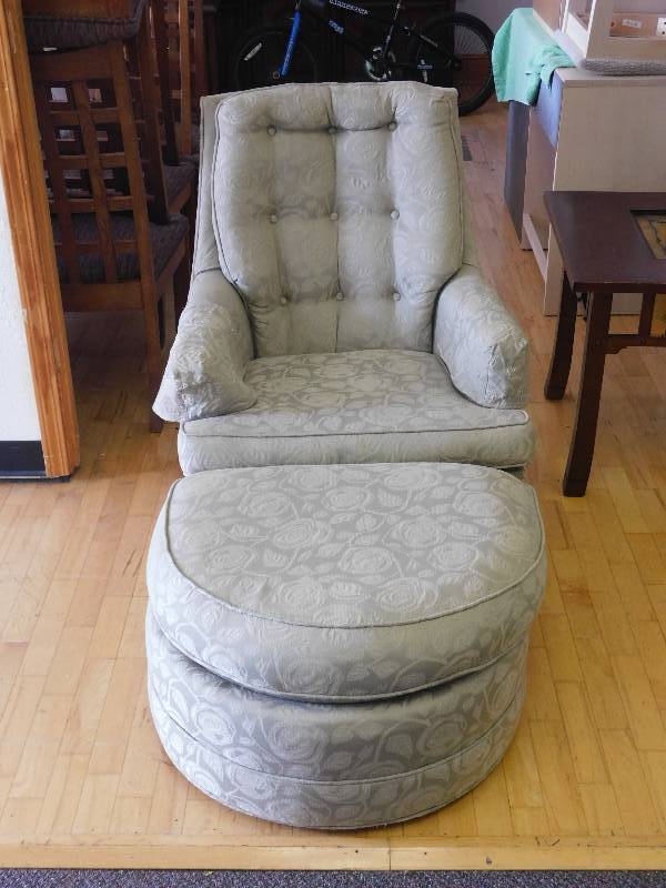 lot 9200 image: Plush Armchair w Matching Cushioned Ootoman.