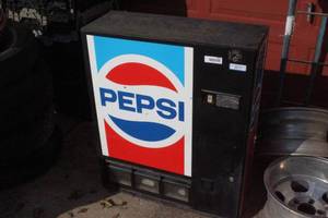 lot 2462 image: Vintage Pepsi Table Top Soda Machine