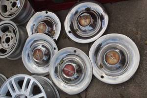 lot 2489 image: Lot of 5 Vintage Pontiac Wheel Covers