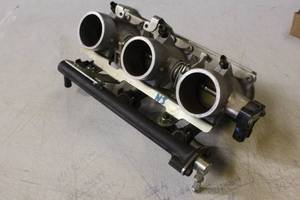 lot 2519 image: 2000 Triumph 955i Daytona Injector Assembly