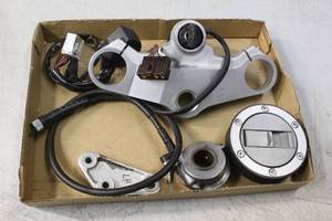 lot 2520 image: 2000 Triumph 955i Daytona Parts Lot 1