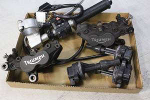 lot 2521 image: 2000 Triumph 955i Daytona Parts Lot 2