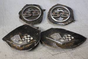 lot 2529 image: 1961 Chevrolet Impala SS Emblems