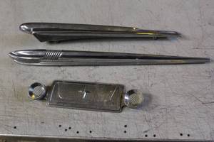 lot 2643 image: Vintage Hood Ornaments & Radio Delete