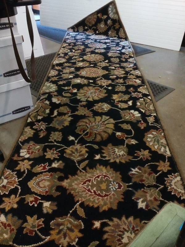 lot 33 image: 100% Wool Surya Rug