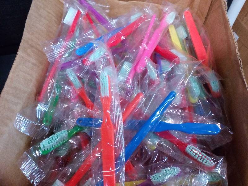 lot 34 image: Prepasted Disposable Toothbrushes