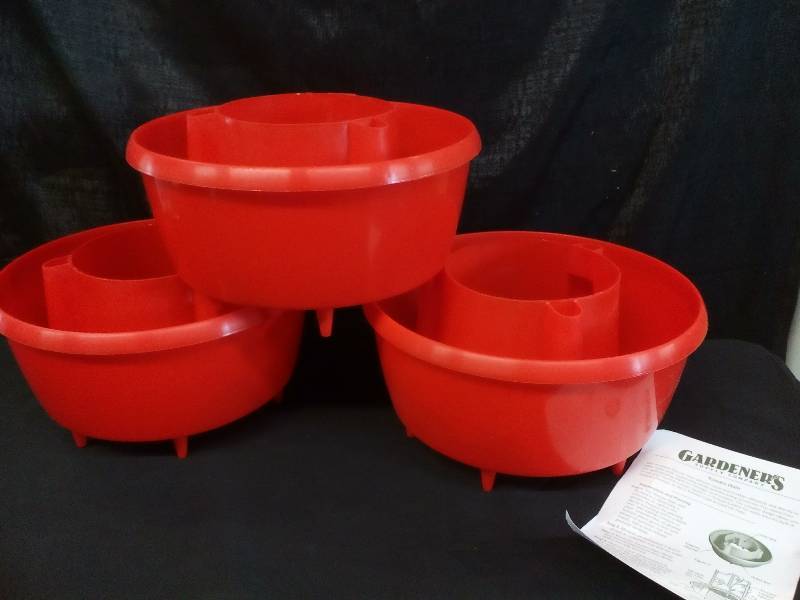 lot 36 image: Gardeners Supply Tomato Halo