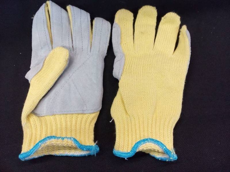 lot 57 image: 8 Pair Work Gloves