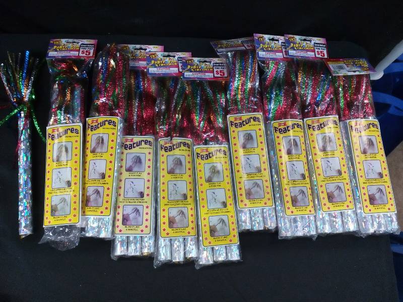 lot 173 image: TNT 3-N-1 Party Pom Streamer