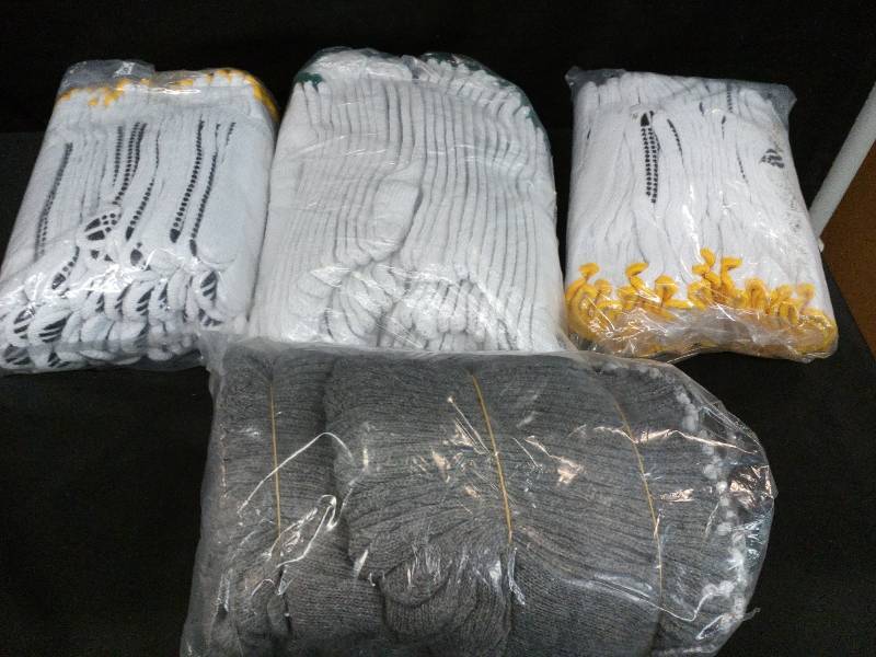 lot 180 image: Knit Gloves