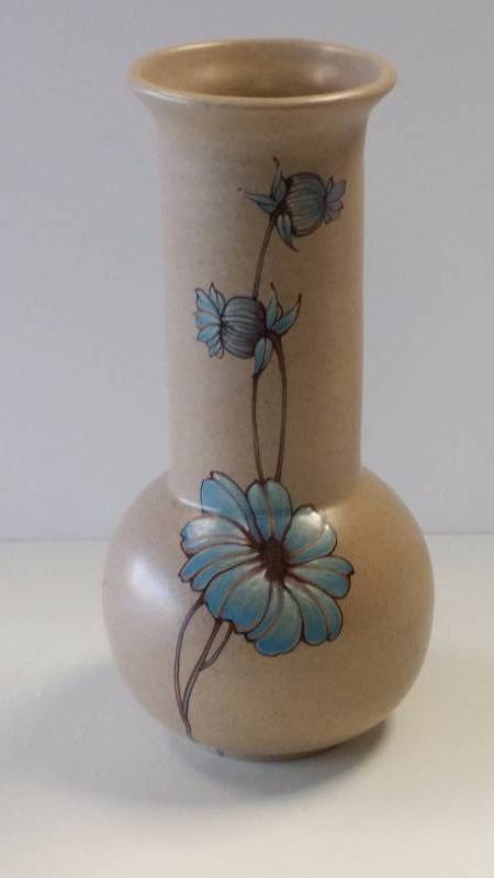 lot 1053 image: Questa Maiolica Flower Vase Limited Edition Italy Signed 10 x 5 Handmade