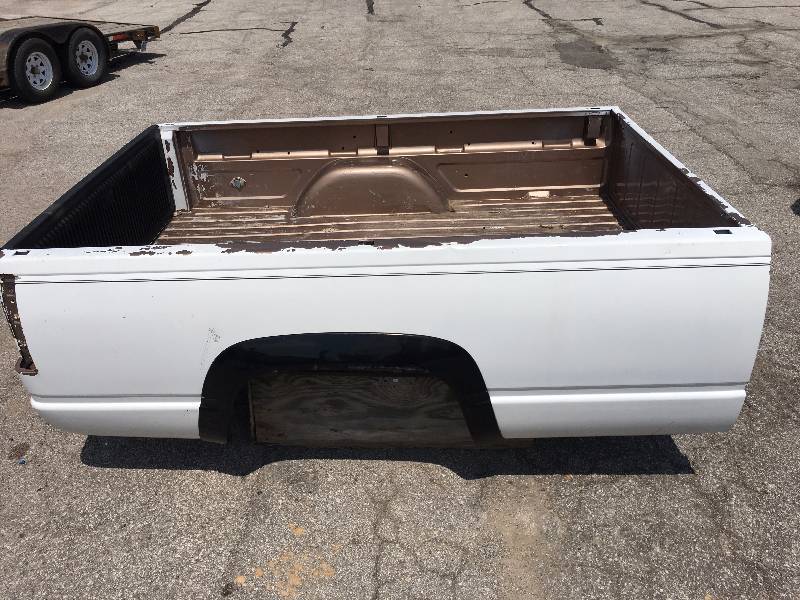 lot 9 image: CHEVROLETGM USED TRUCK BED   8 BED WITH TAILGATE   WIRING FOR TRAILER INSIDE BED MOUNT   GOOSENECK MOUNT HOLE