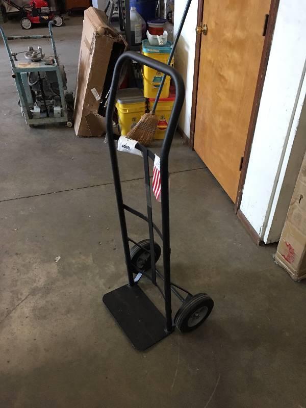 lot 26 image: SAFCO 4069 TUFF-TRUCK STEEL HANDTRUCK