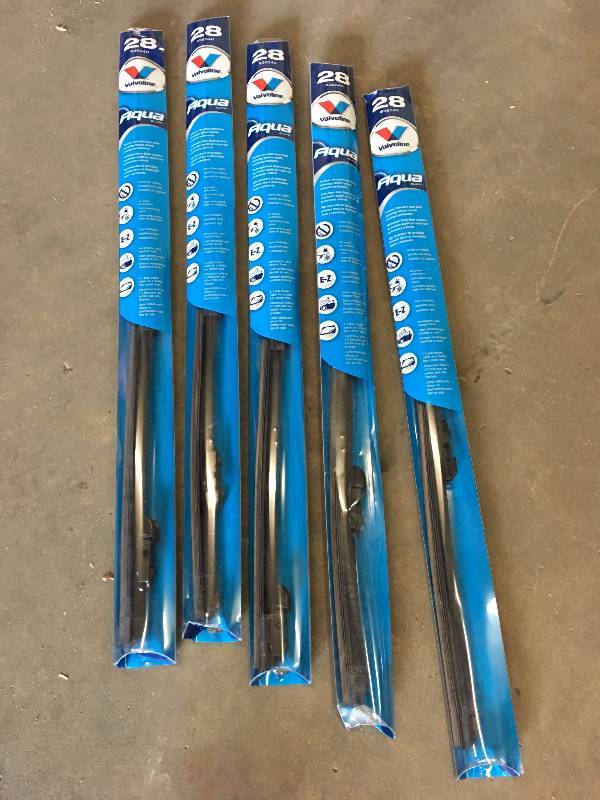 lot 19 image: 5 QTY 28 VALVOLINE SOLID STYLE WINDSHIELD WIPER BLADES