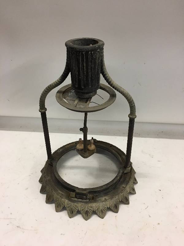lot 131 image: VINTAGE POLE MOUNT GAS LIGHT FIXTURE