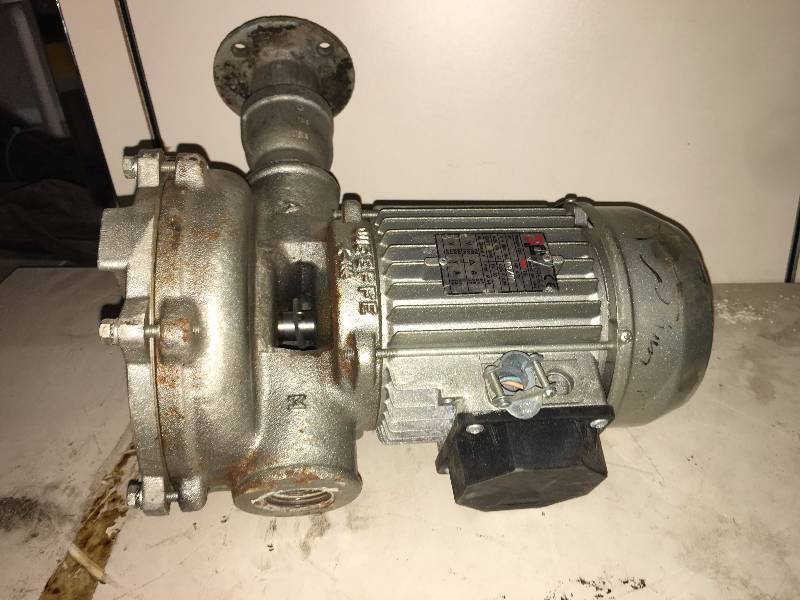 lot 134 image: DUEEFFE PUMP