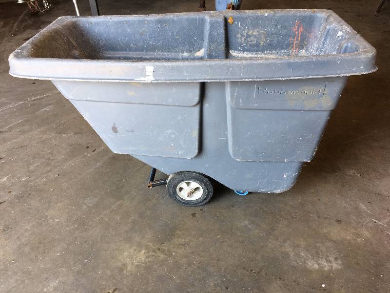 lot 174 image: RUBBERMAID TRASH DUMP CART