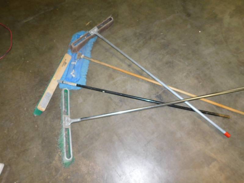 lot 3466 image: Lot of Push Brooms and Dust Mop