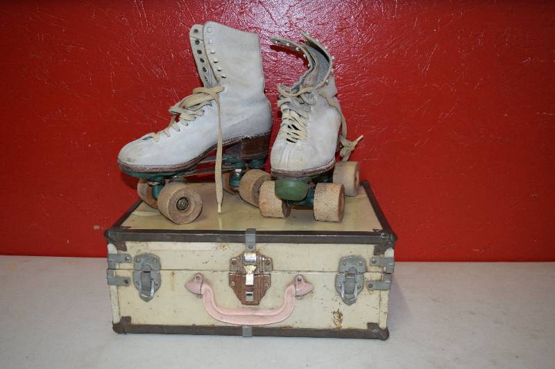 lot 2 image: Vintage Antique Pair Roller Skates in Case
