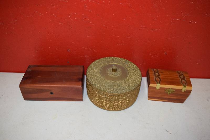 lot 4 image: Vintage Jewelry Boxes