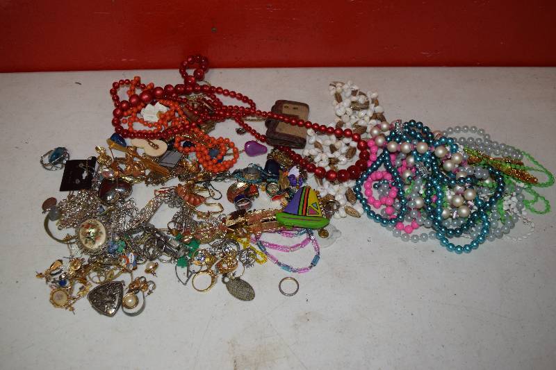 lot 7 image: Costume Jewelry