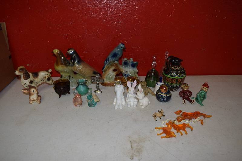 lot 9 image: Knick Knacks