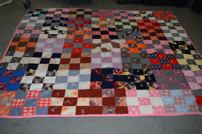 lot 16 image: Quilt