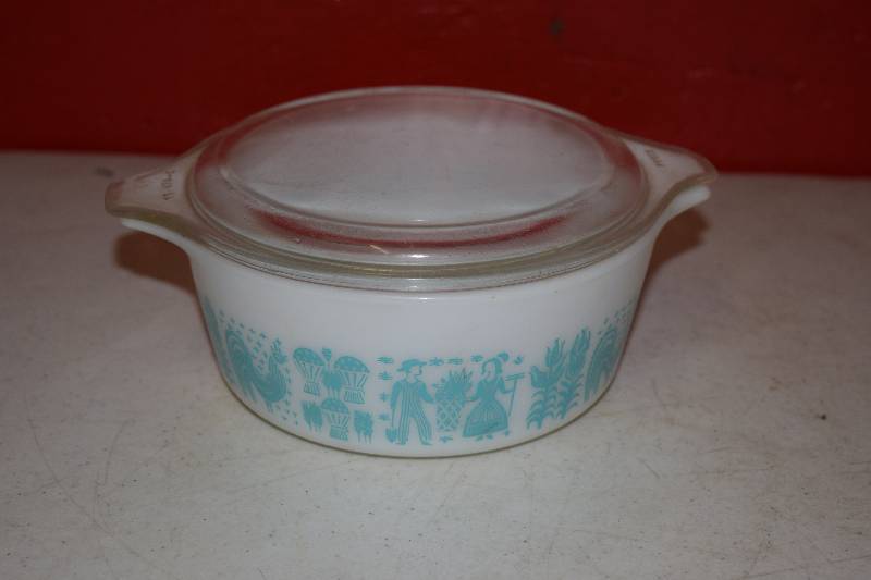lot 27 image: Vintage Pyrex Amish Butterprint Dish with Lid
