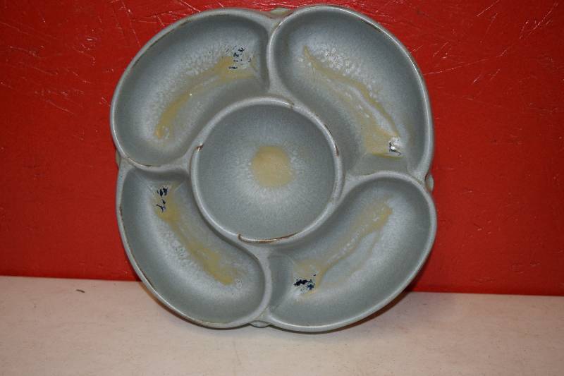 lot 41 image: Frankoma Pottery Divided Chip or Vegetable Bowl