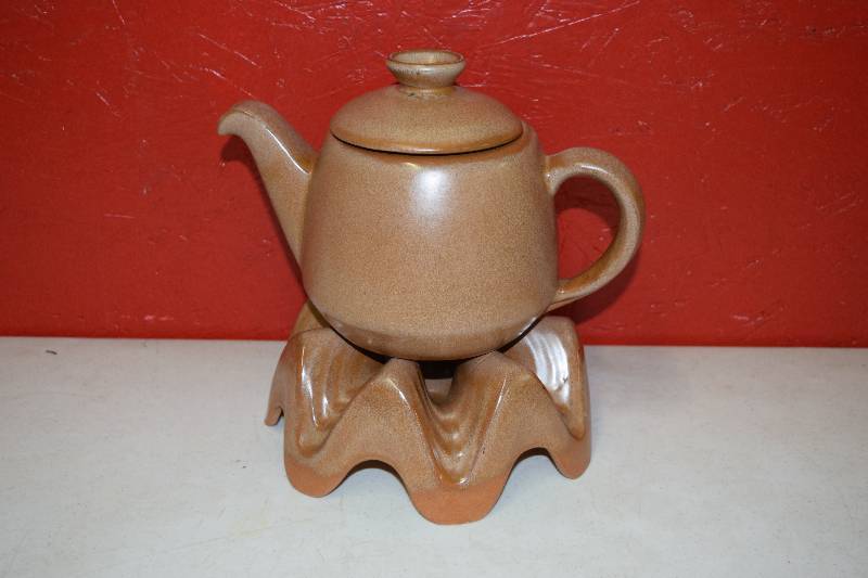 lot 66 image: Frankoma Teapot with warmer