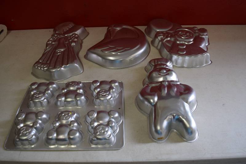 lot 97 image: 5 Wilton Cake Pans