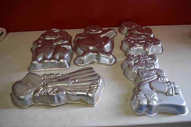 lot 98 image: 5 Wilton Cake Pans
