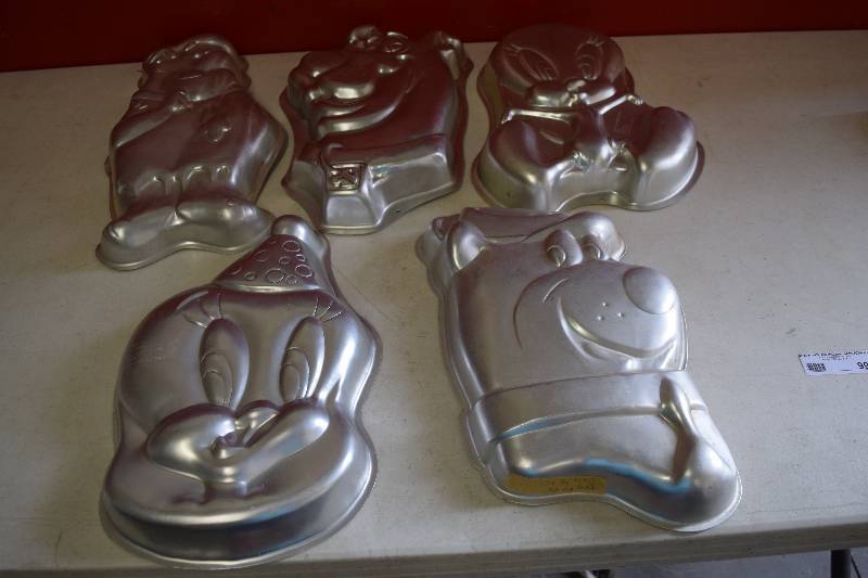 lot 99 image: 5 Wilton Cake Pans