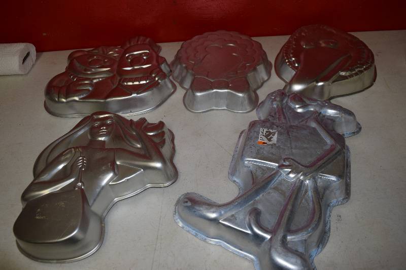 lot 100 image: 5 Wilton Cake Pans