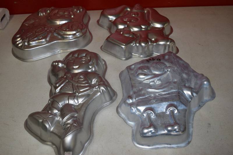 lot 101 image: 4 Wilton Cake Pans
