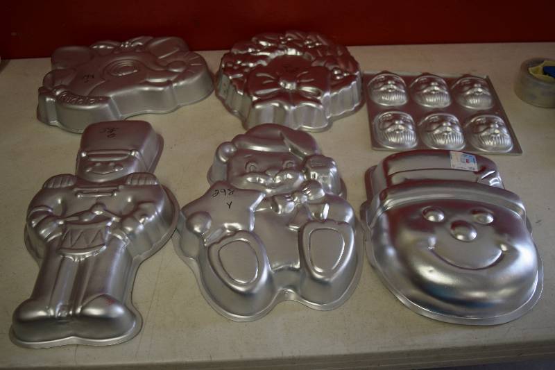 lot 102 image: 6 Wilton Cake Pans