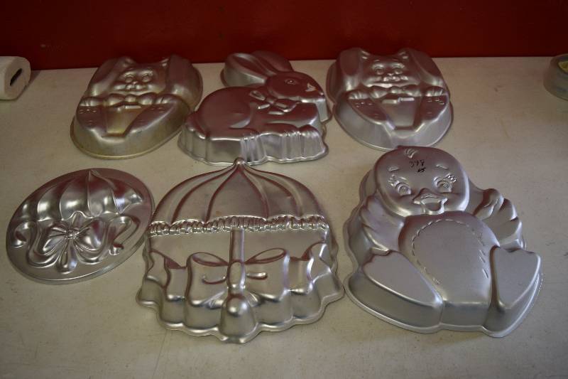 lot 103 image: 6 Wilton Cake Pans
