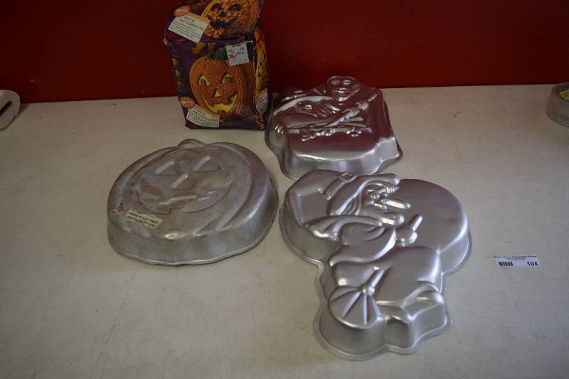 lot 104 image: 4 Wilton Cake Pans