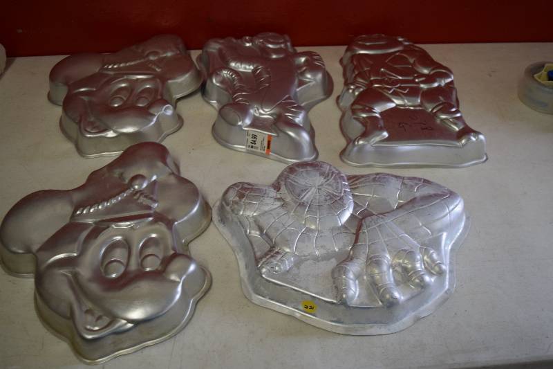 lot 105 image: 5 Wilton Cake Pans