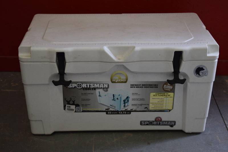 lot 117 image: Igloo Sportsman Cooler