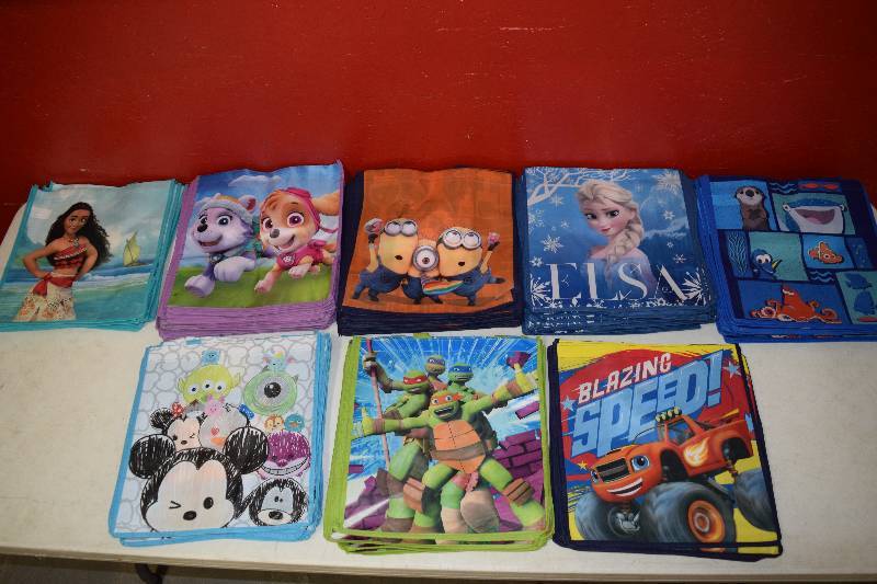 lot 153 image: 72 Tote Bags