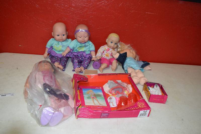 lot 185 image: Dolls