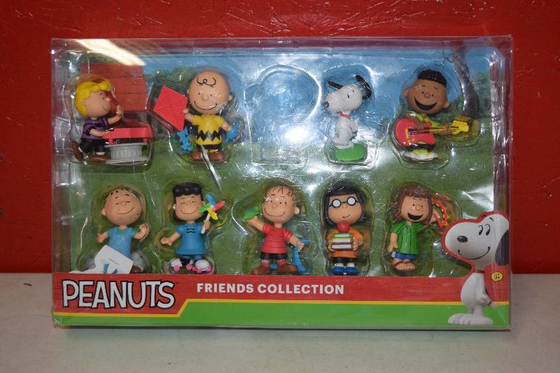 lot 250 image: Peanuts Friend Collection