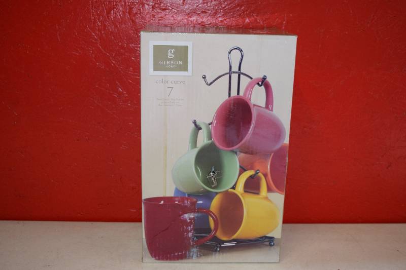 lot 286 image: Gibson Home Color Curve 7 Piece Ceramic Mug Tree Set